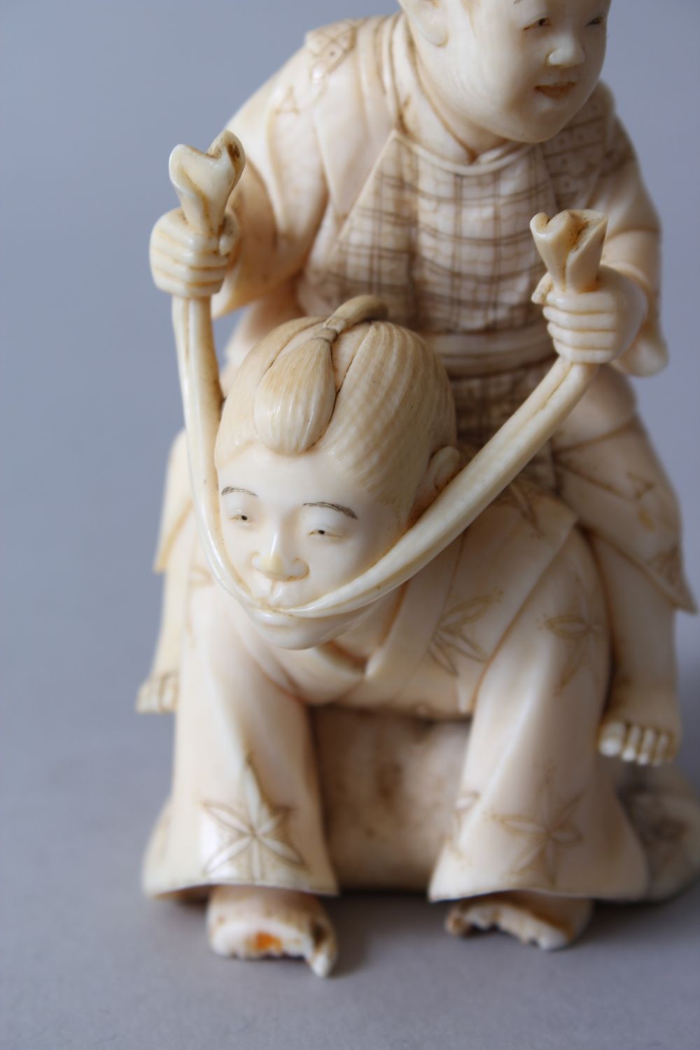 A GOOD JAPANESE MEIJI PERIOD CARVED IVORY OKIMONO OF KARAKO / ACTORS, the actor on his knees - Image 6 of 8