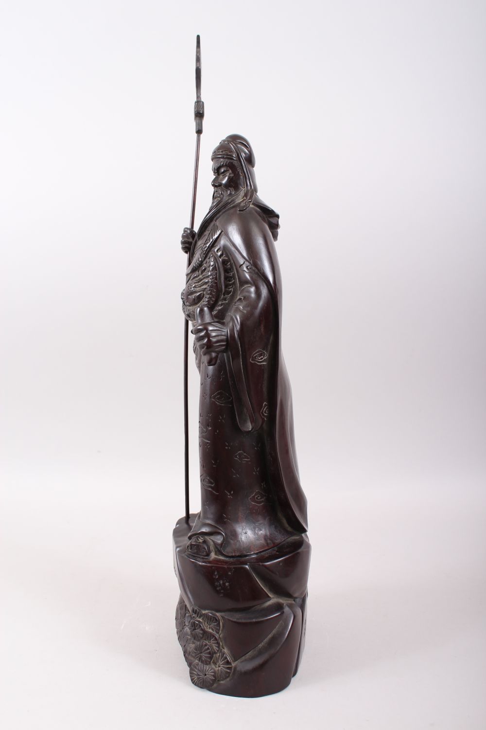 A GOOD 19TH / 20TH CENTURY CHINESE HARDWOOD HARVED FIGURE OF A BEARDED WARRIOR, stood on a tree - Image 5 of 9