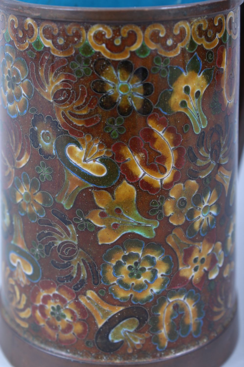 A 20TH CENTURY CHINESE CLOISONNE TANKARD / MUG, decorated with scenes of native flora, 13.3cm high x - Image 6 of 7