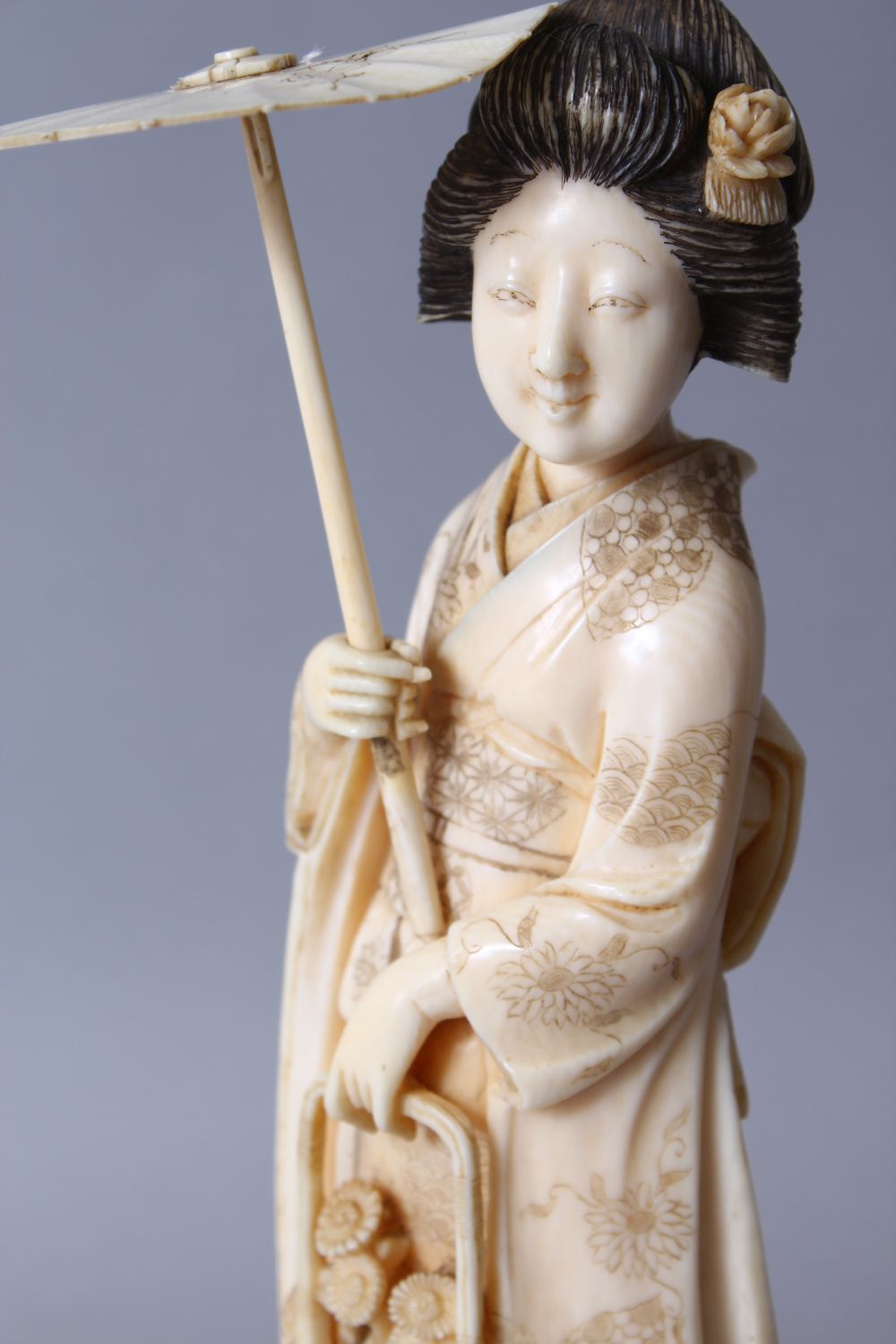 A GOOD JAPANESE MEIJI PERIOD CARVED IVORY OKIMONO OF A GEISHA GIRL, stood holding an umbrella and - Image 5 of 8