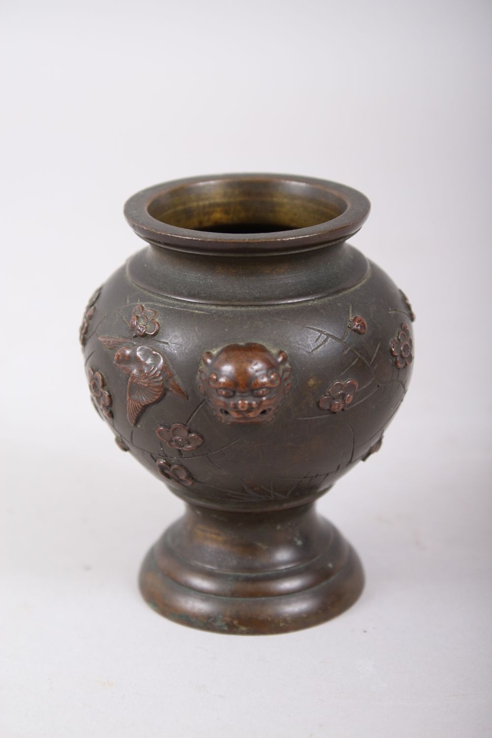 A SMALL JAPANESE LATE MEIJI PERIOD BRONZE & MIXED METAL TWIN HANDLES VASE, the body with twin lion - Image 3 of 7