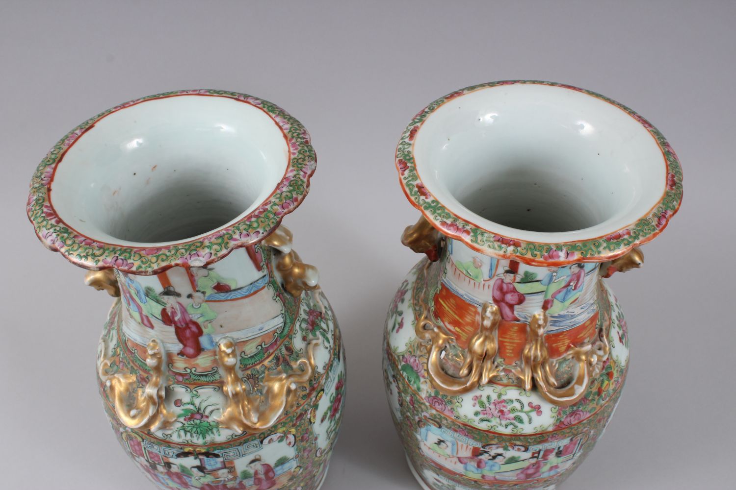 A PAIR OF 19TH CENTURY CHINESE CANTON FAMILLE ROSE VASES, decorated with panels of figures within - Image 5 of 6