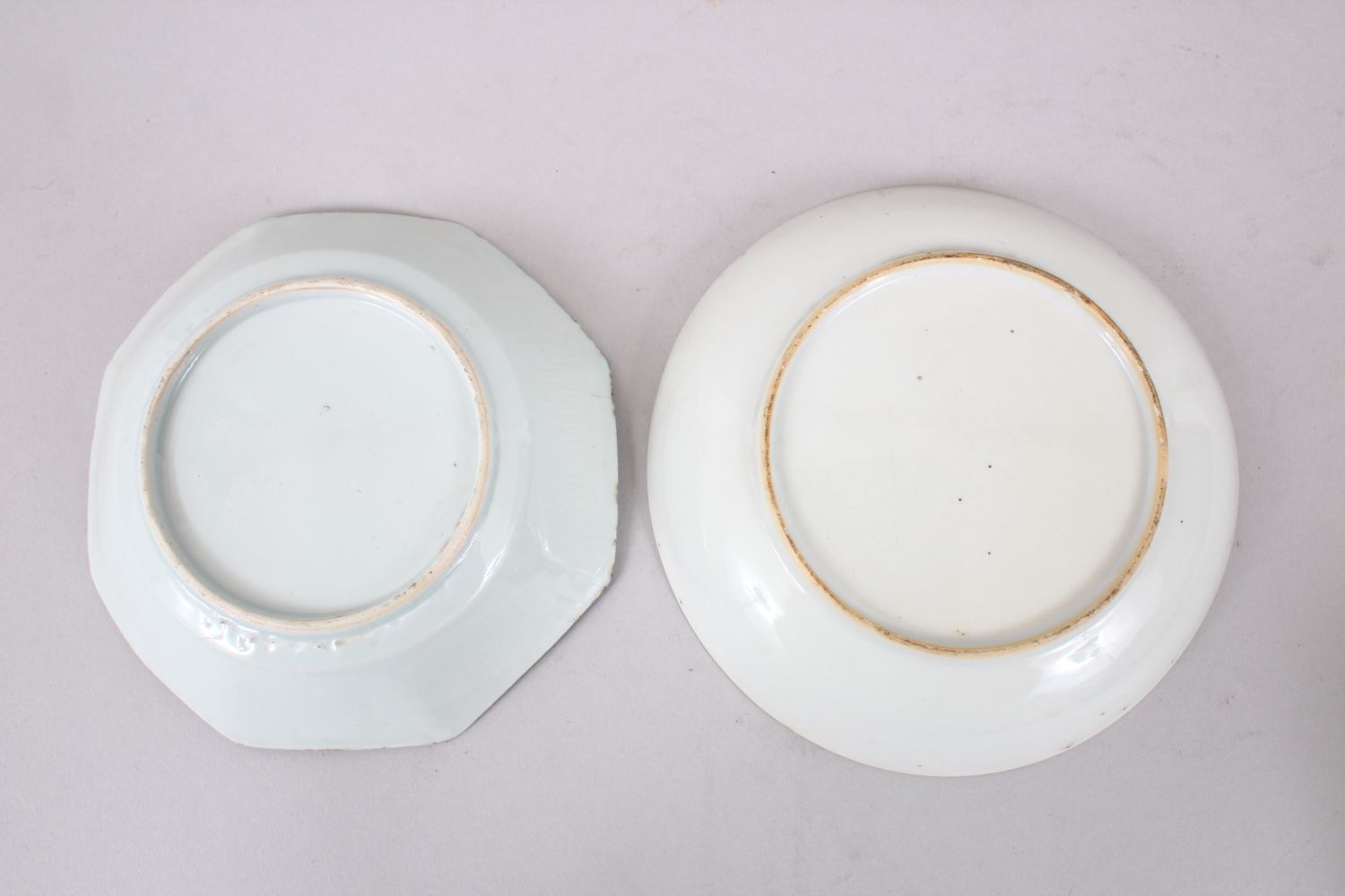 TWO 18TH CENTURY CHINESE BLUE & WHITE / FAMILLE ROSE POCELAIN SAUCERS, 12.5cm & 14cm. - Image 4 of 4