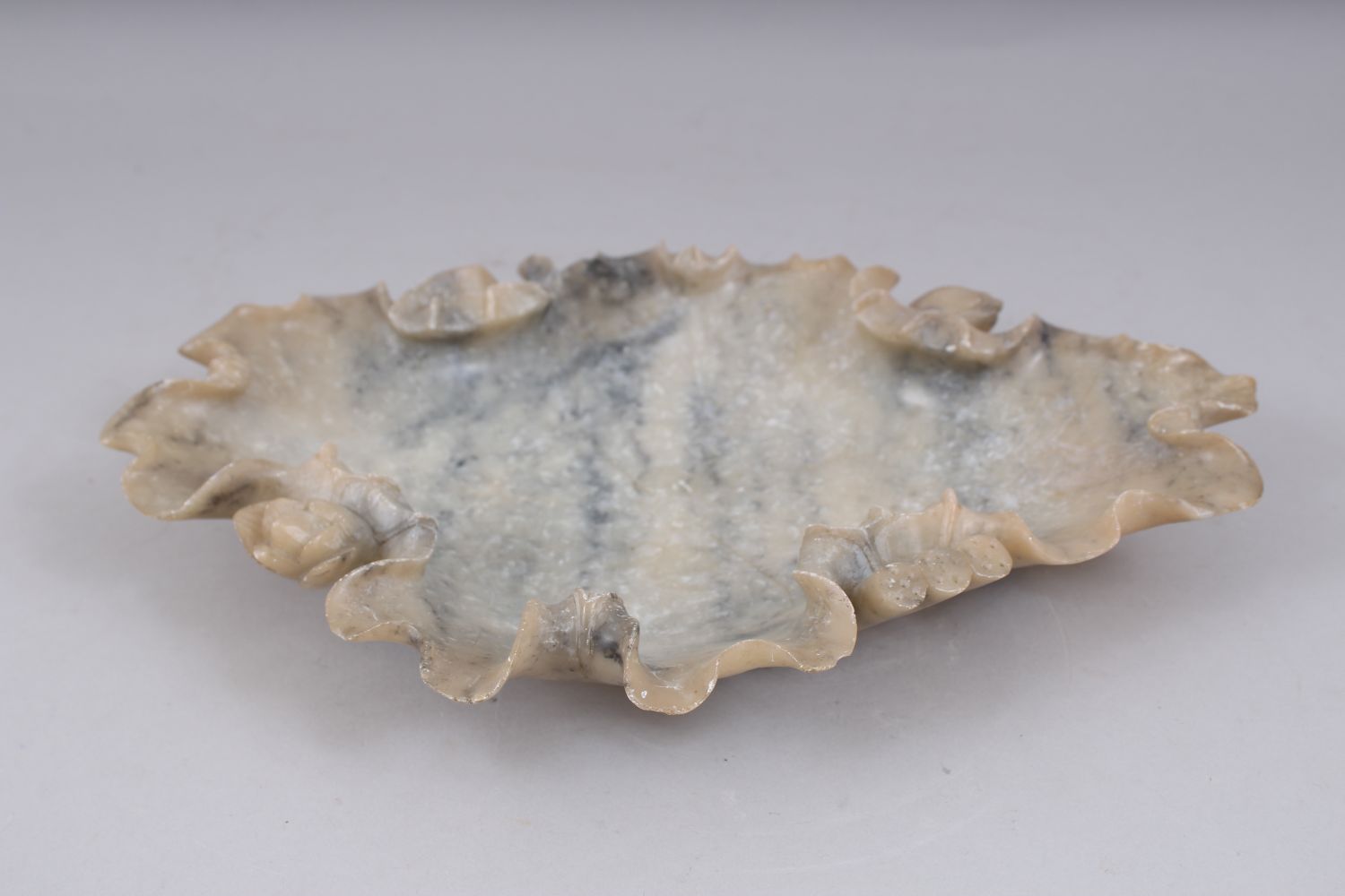 A GOOD LARGE 19TH / 20TH CENTURY CHINESE JADE BRUSH REST / DISH, carved in lotus leaf form with - Image 3 of 7