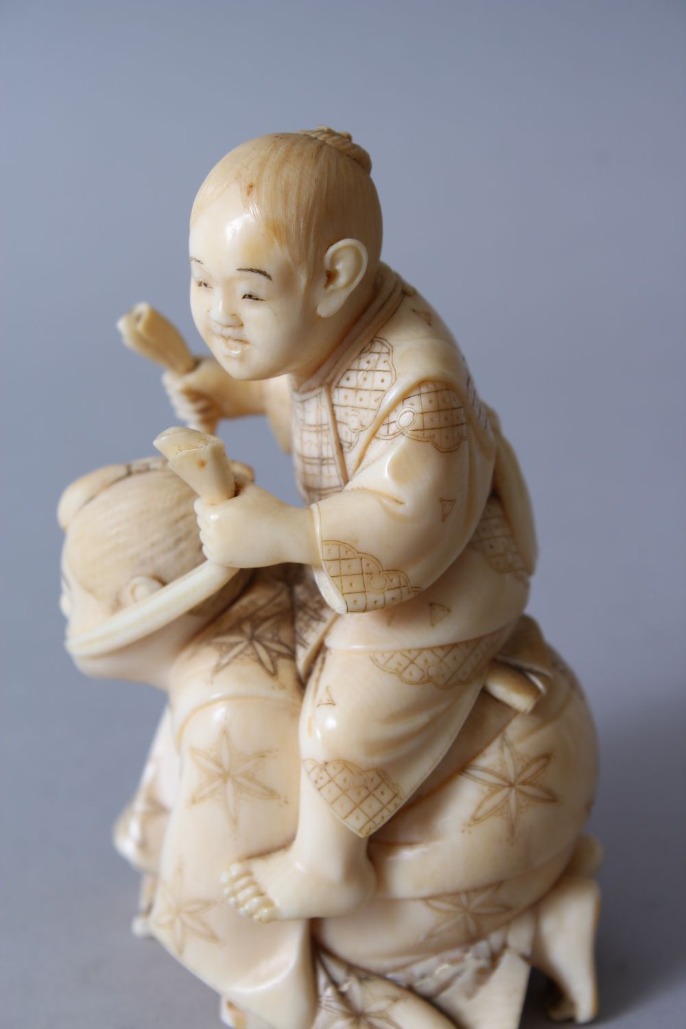 A GOOD JAPANESE MEIJI PERIOD CARVED IVORY OKIMONO OF KARAKO / ACTORS, the actor on his knees - Image 5 of 8