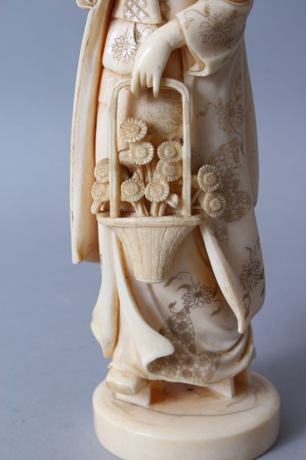 A GOOD JAPANESE MEIJI PERIOD CARVED IVORY OKIMONO OF A GEISHA GIRL, stood holding an umbrella and - Image 6 of 8