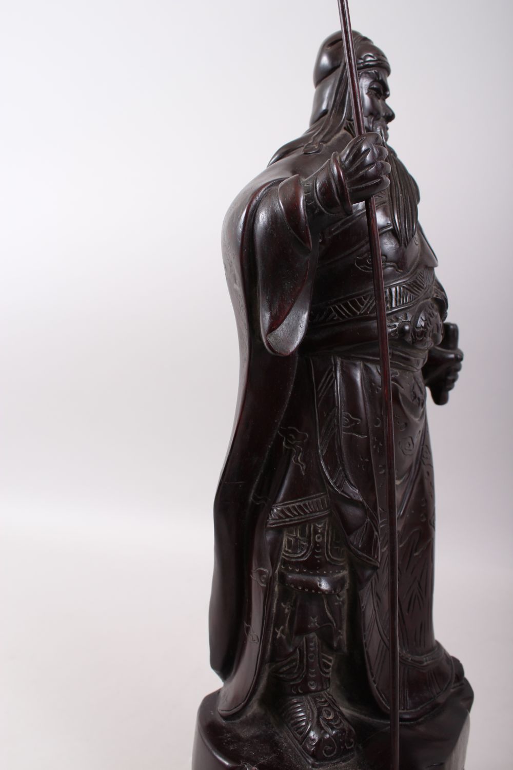 A GOOD 19TH / 20TH CENTURY CHINESE HARDWOOD HARVED FIGURE OF A BEARDED WARRIOR, stood on a tree - Image 8 of 9