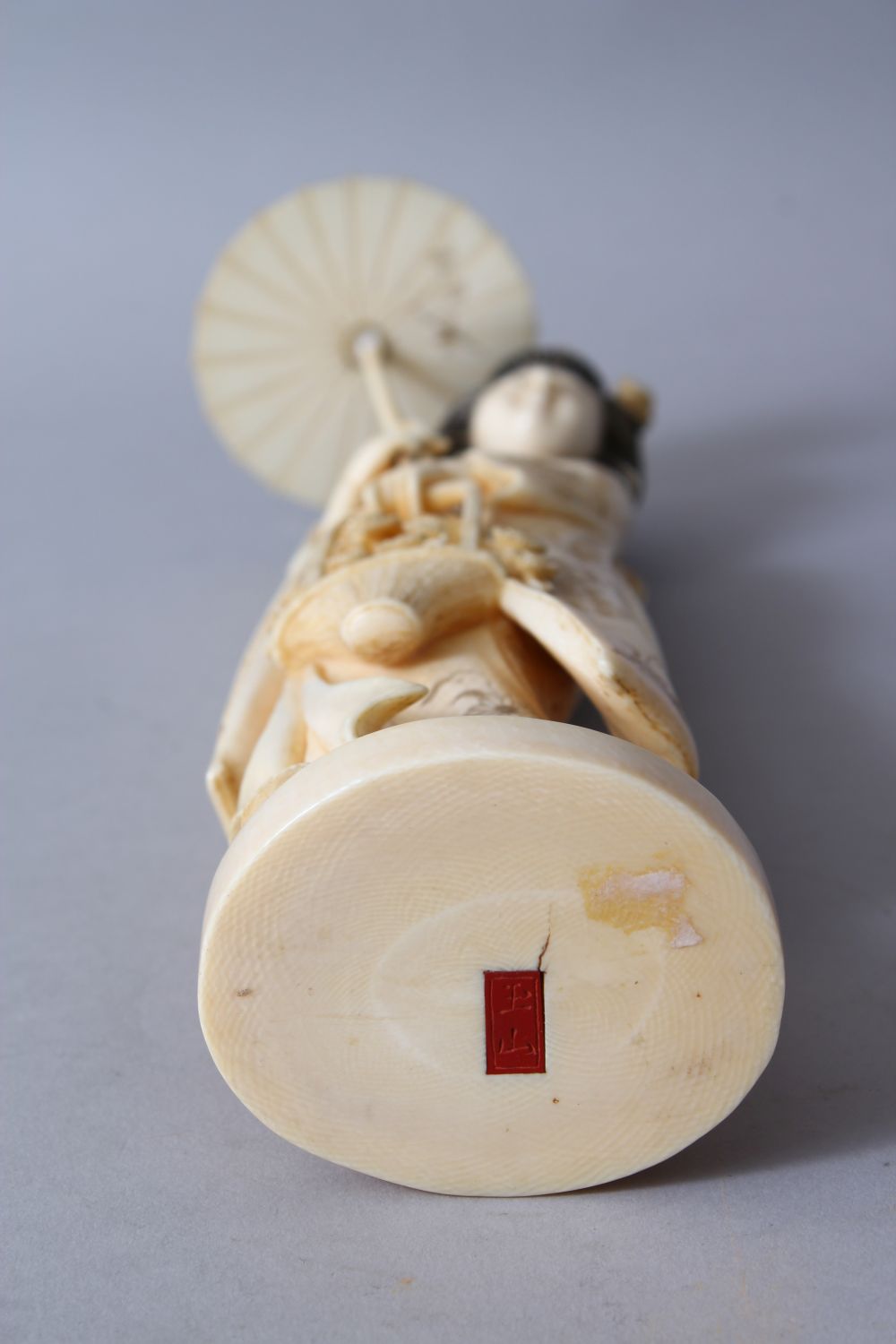 A GOOD JAPANESE MEIJI PERIOD CARVED IVORY OKIMONO OF A GEISHA GIRL, stood holding an umbrella and - Image 7 of 8