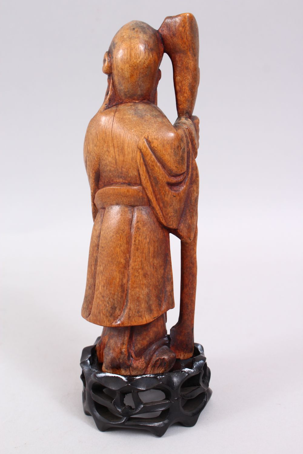 A GOOD 18TH CENTURY CHINESE BOXWOOD CARVED FIGURE OF SHOU LOU, stood bearing his staff and gourd - Image 3 of 6