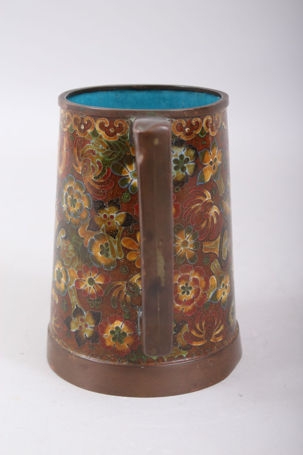 A 20TH CENTURY CHINESE CLOISONNE TANKARD / MUG, decorated with scenes of native flora, 13.3cm high x - Image 4 of 7