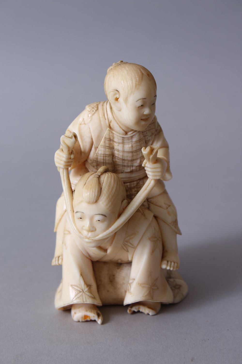 A GOOD JAPANESE MEIJI PERIOD CARVED IVORY OKIMONO OF KARAKO / ACTORS, the actor on his knees - Image 2 of 8