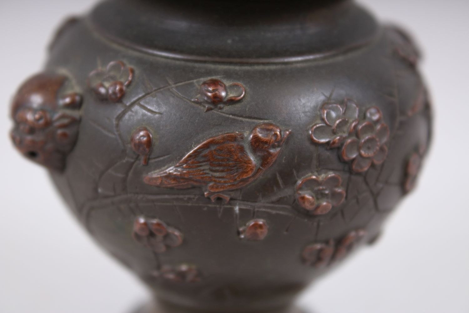 A SMALL JAPANESE LATE MEIJI PERIOD BRONZE & MIXED METAL TWIN HANDLES VASE, the body with twin lion - Image 5 of 7