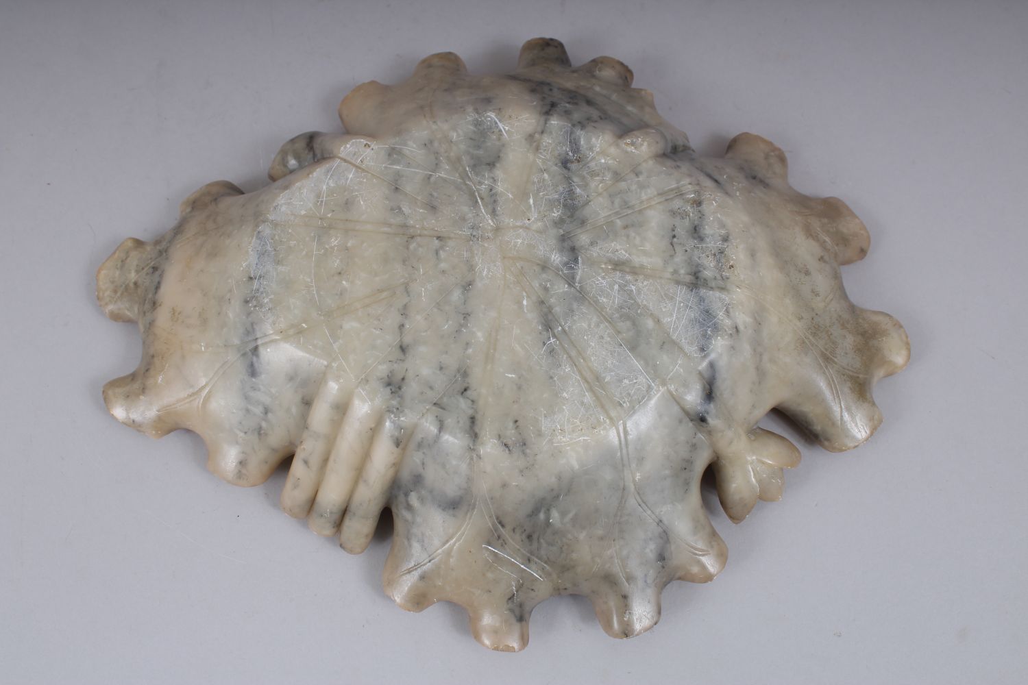 A GOOD LARGE 19TH / 20TH CENTURY CHINESE JADE BRUSH REST / DISH, carved in lotus leaf form with - Image 7 of 7