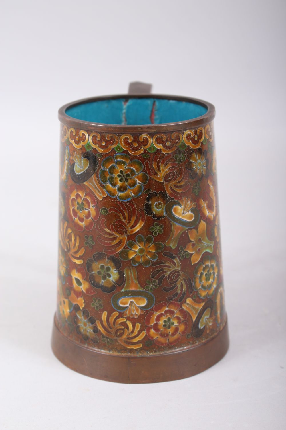 A 20TH CENTURY CHINESE CLOISONNE TANKARD / MUG, decorated with scenes of native flora, 13.3cm high x - Image 2 of 7