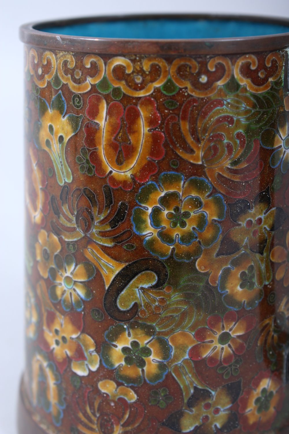 A 20TH CENTURY CHINESE CLOISONNE TANKARD / MUG, decorated with scenes of native flora, 13.3cm high x - Image 5 of 7