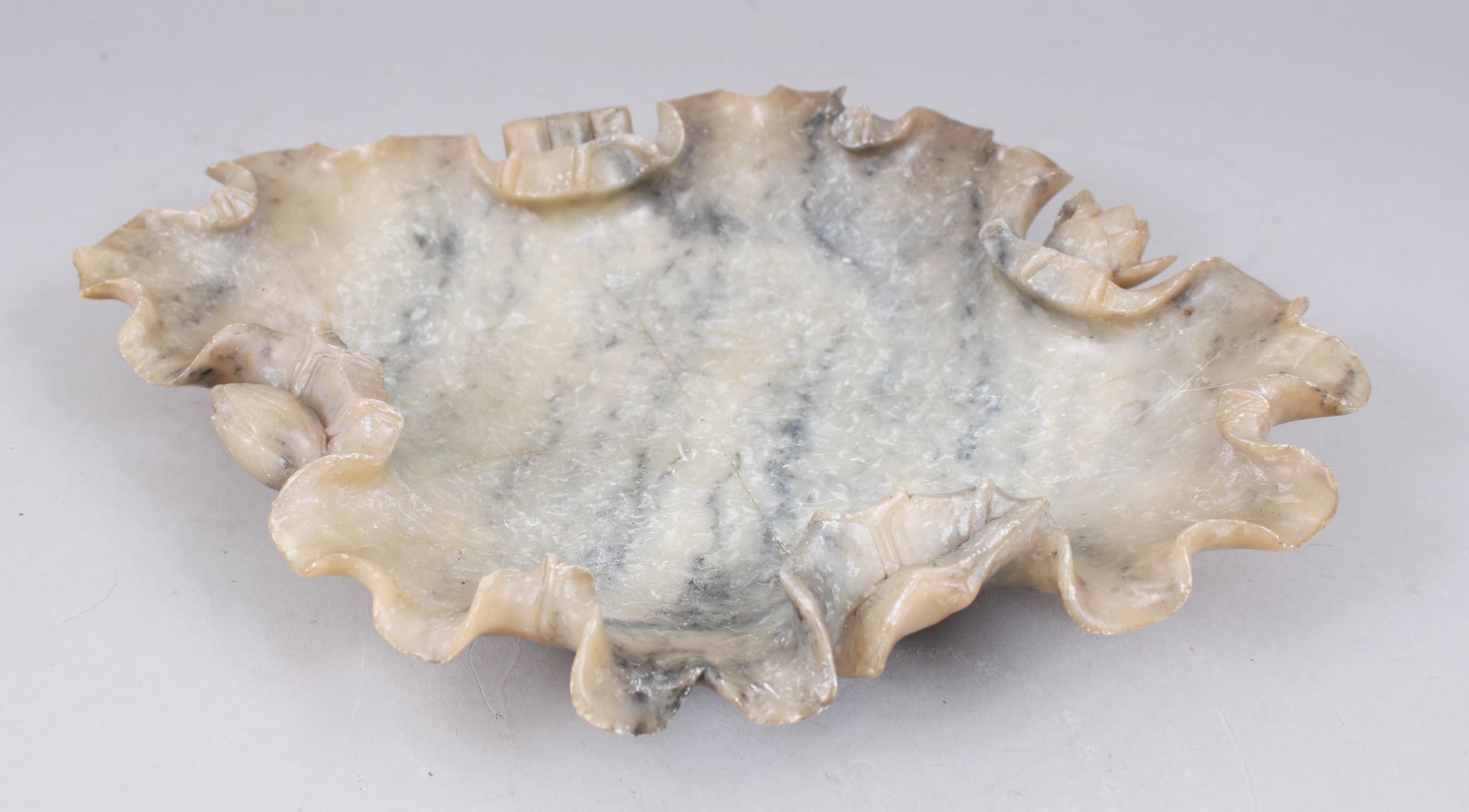 A GOOD LARGE 19TH / 20TH CENTURY CHINESE JADE BRUSH REST / DISH, carved in lotus leaf form with - Image 2 of 7
