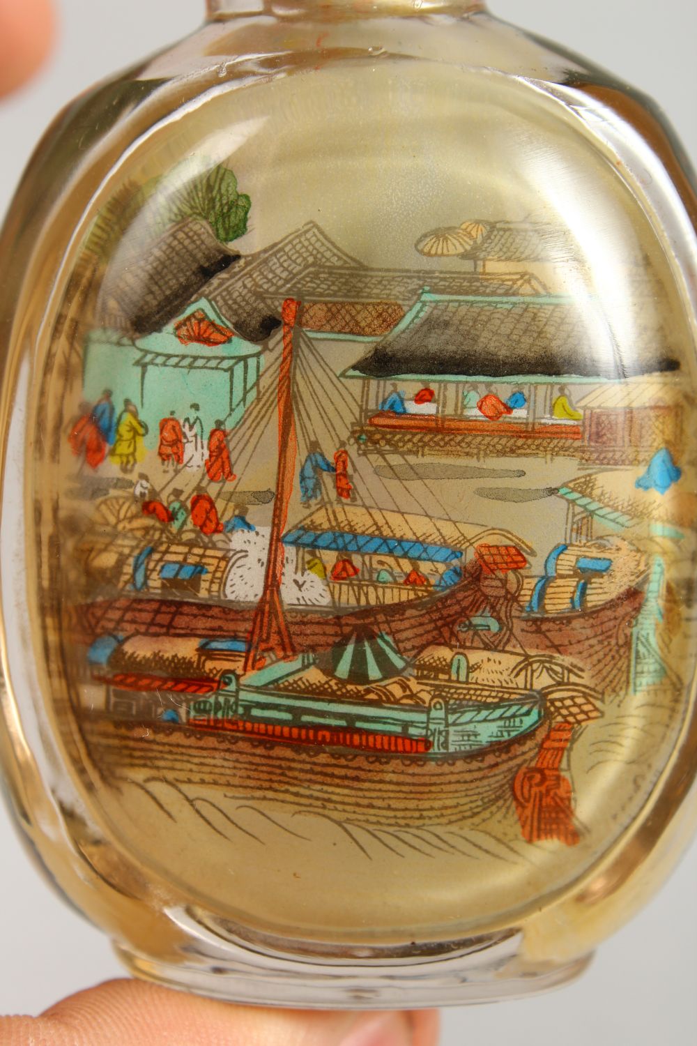 A GOOD SNUFF BOTTLE painted with a boat, buildings and figures, 8.5cm. - Image 5 of 10