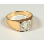 A GENTLEMAN'S 18CT GOLD DIAMOND RING.