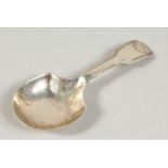 A VICTORIAN IRISH FIDDLE AND SHELL CADDY SPOON. Dublin 1852. Maker: WO.