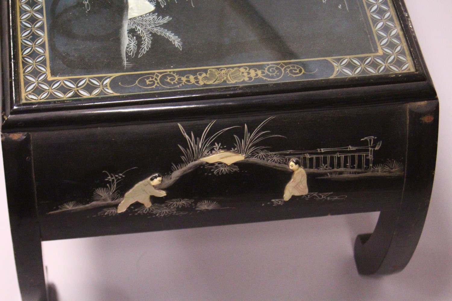 A 20TH CENTURY CHINESE LACQUER LOW TABLE, the top with mother-of-pearl onlaid decoration depicting - Image 6 of 7