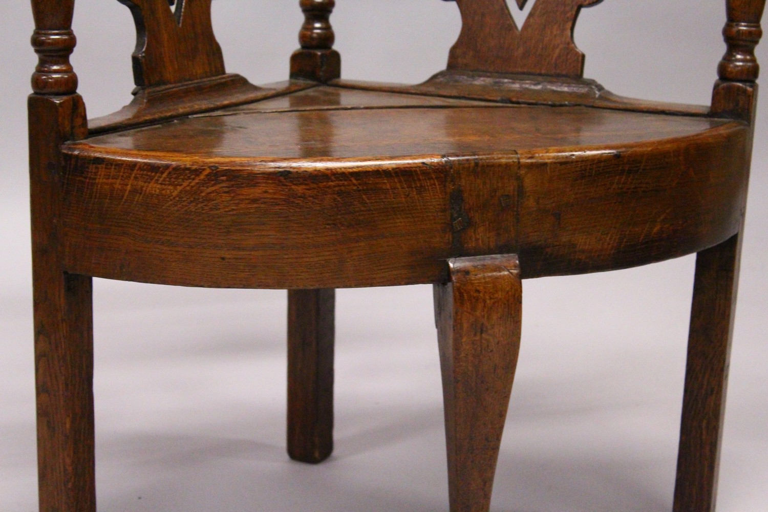 AN 18TH CENTURY OAK CORNER CHAIR, the curving back with pierced splats, solid seat on plain legs and - Image 4 of 12