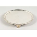 A GEORGIAN SCOTTISH CIRCULAR SALVER, with reeded edge on three curving legs. Maker: ABD. WF. 7.75ins