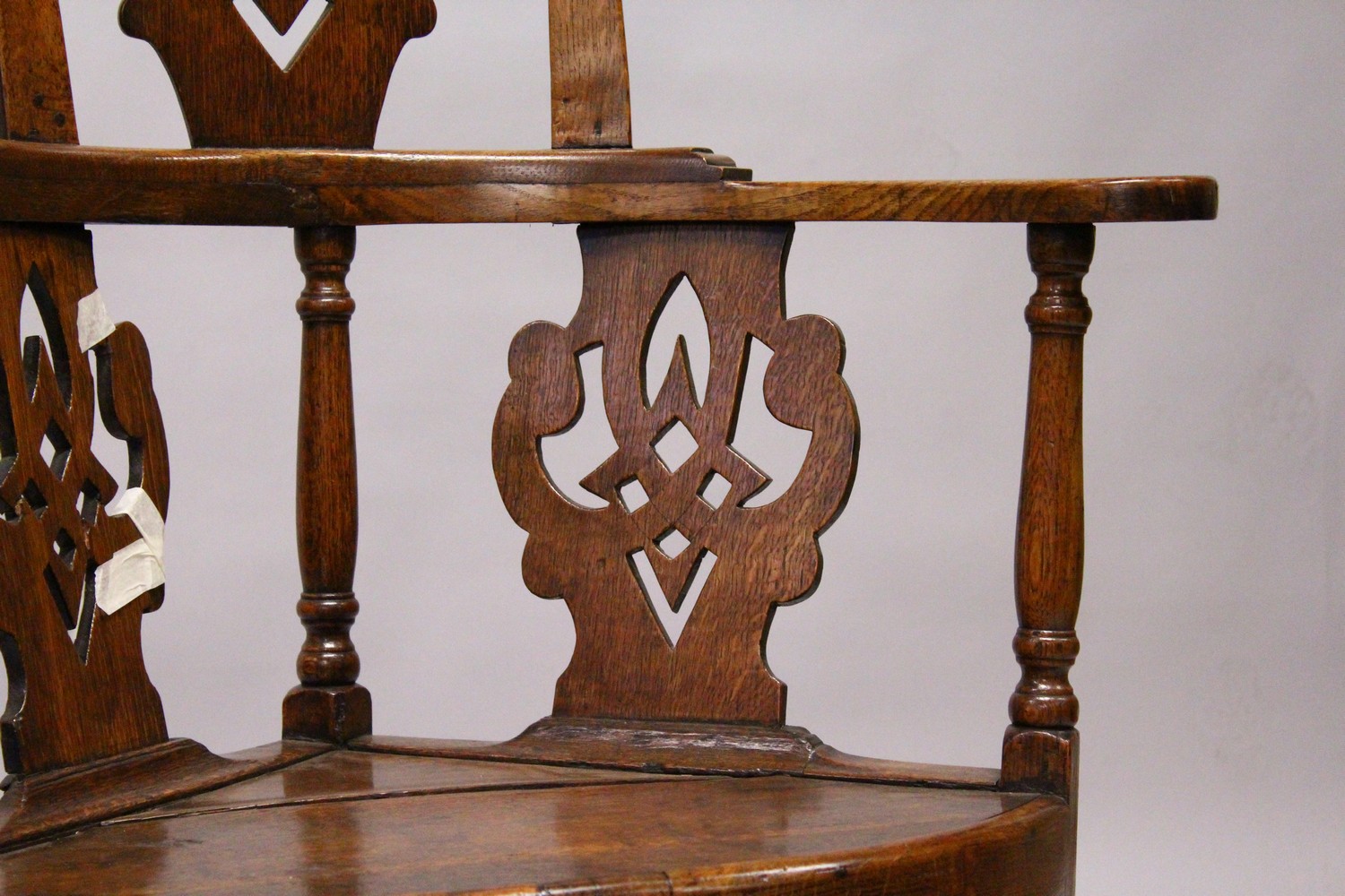 AN 18TH CENTURY OAK CORNER CHAIR, the curving back with pierced splats, solid seat on plain legs and - Image 3 of 12