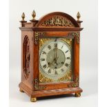 A GOOD 1920'S AMERICAN OAK CASED BRACKET CLOCK, with musical movement striking on eight bells,