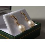 A PAIR OF 9CT GOLD CULTURE PEARL DROP EARRINGS.