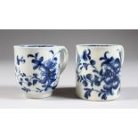 AN 18TH CENTURY WORCESTER COFFEE CAN, painted in under-glaze blue with a large trailing flower,