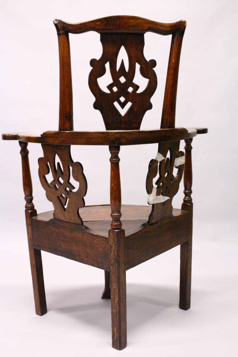 AN 18TH CENTURY OAK CORNER CHAIR, the curving back with pierced splats, solid seat on plain legs and - Image 10 of 12