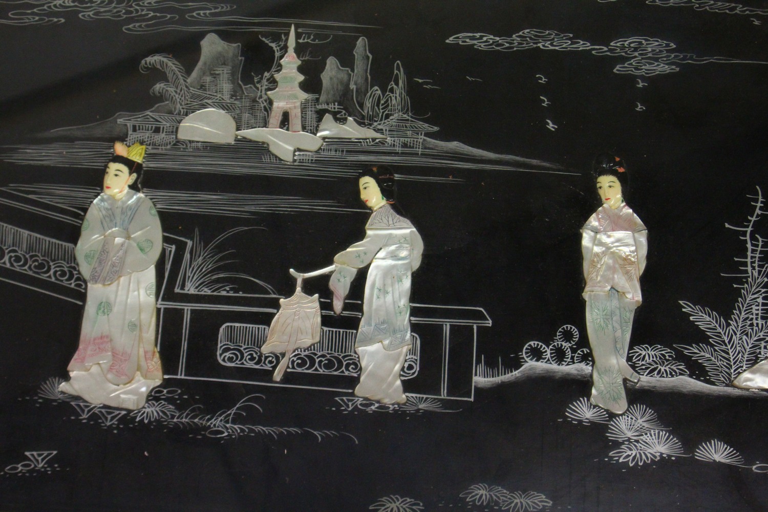 A 20TH CENTURY CHINESE LACQUER LOW TABLE, the top with mother-of-pearl onlaid decoration depicting - Image 4 of 7