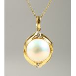 A GOOD 18CT GOLD BAROQUE PEARL PENDANT AND CHAIN.