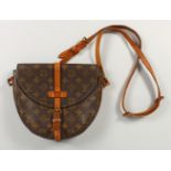 A LOUIS VUITTON LIGHT BROWN SHOULDER BAG.