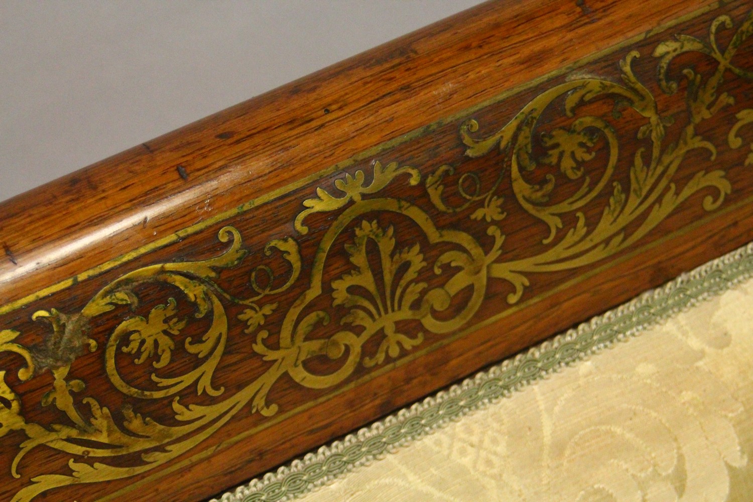 A VERY GOOD REGENCY ROSEWOOD AND CUT BRASS INLAID SCROLL END SETTEE, with carved and shaped back, - Image 5 of 11