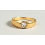 A SMALL 18CT GOLD AND DIAMOND RING.