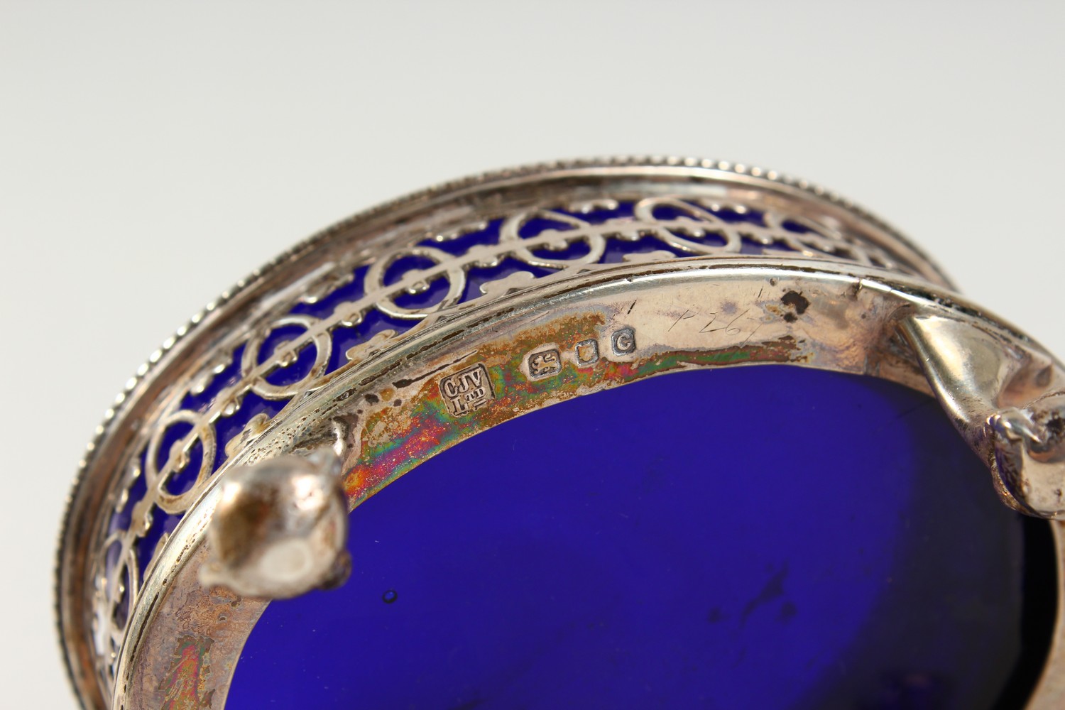 AN OVAL PIERCED SALT CELLAR with sapphire blue liner, London 1942, and A PEPPERETTE, London 1907 ( - Image 6 of 6