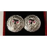 A PAIR OF SILVER LIONS HEAD CUFFLINKS.