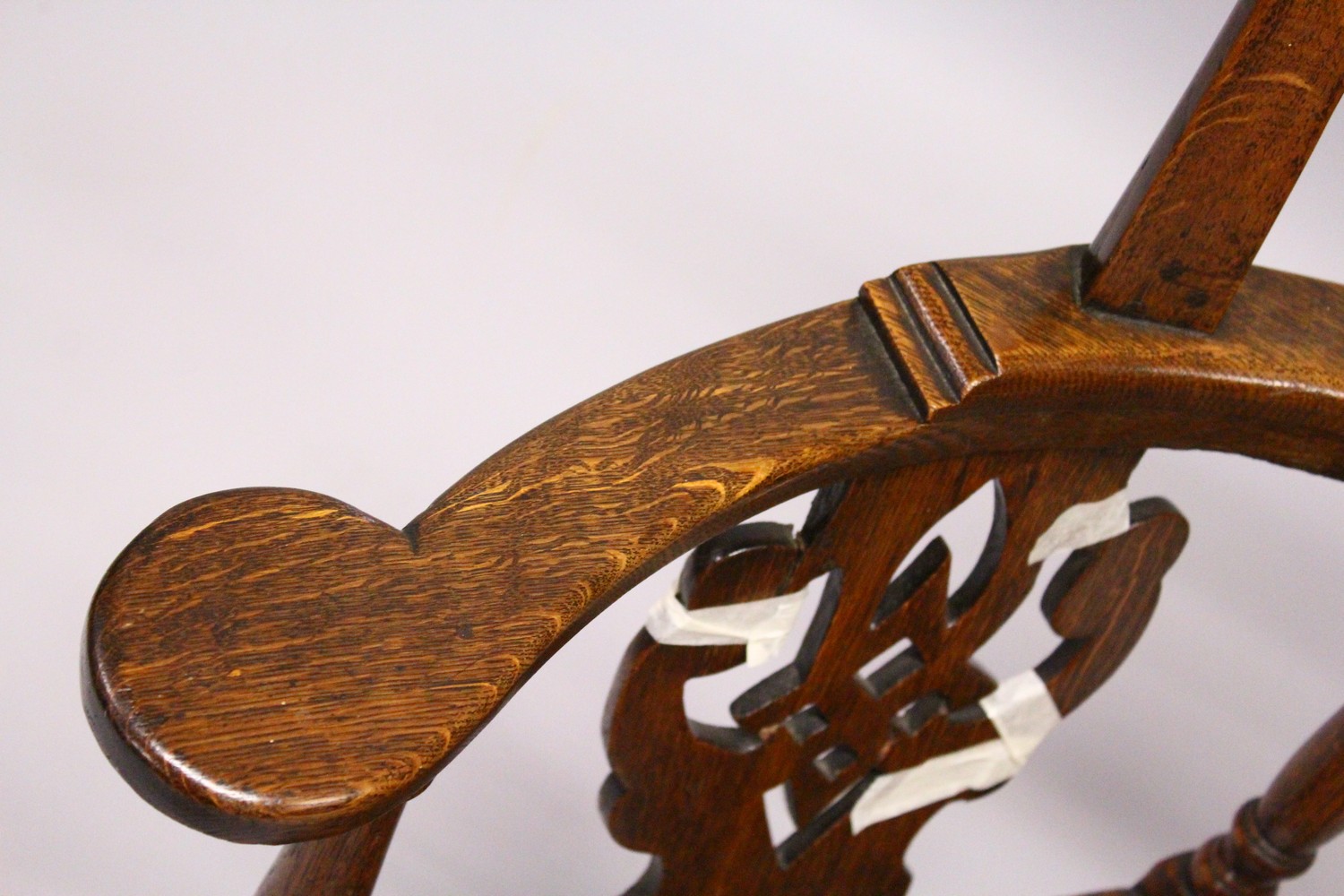 AN 18TH CENTURY OAK CORNER CHAIR, the curving back with pierced splats, solid seat on plain legs and - Image 8 of 12