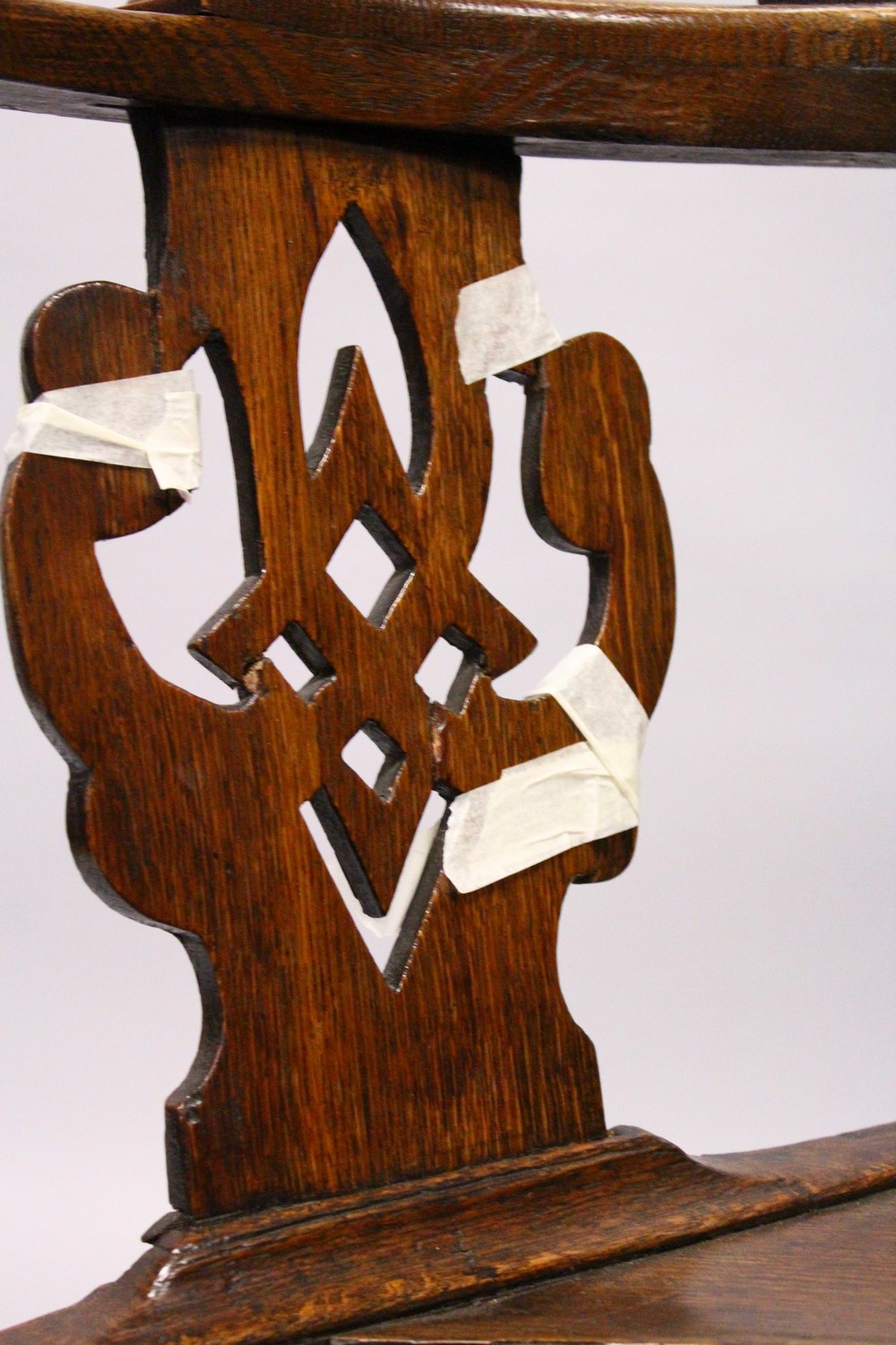 AN 18TH CENTURY OAK CORNER CHAIR, the curving back with pierced splats, solid seat on plain legs and - Image 6 of 12