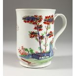 AN EARLY 18TH CENTURY WORCESTER MUG, painted in under-glaze blue and over-glaze decorated in green