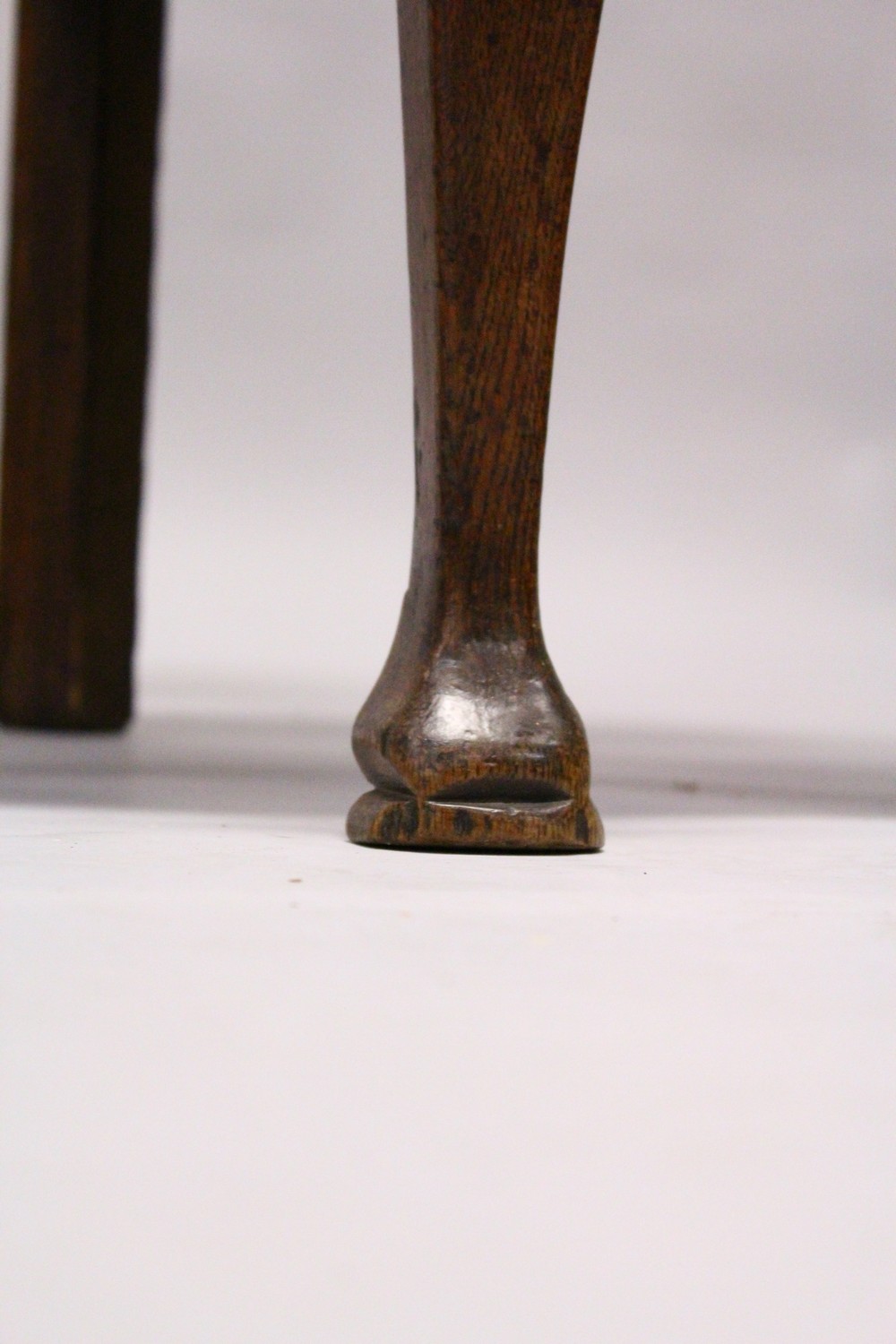 AN 18TH CENTURY OAK CORNER CHAIR, the curving back with pierced splats, solid seat on plain legs and - Image 5 of 12