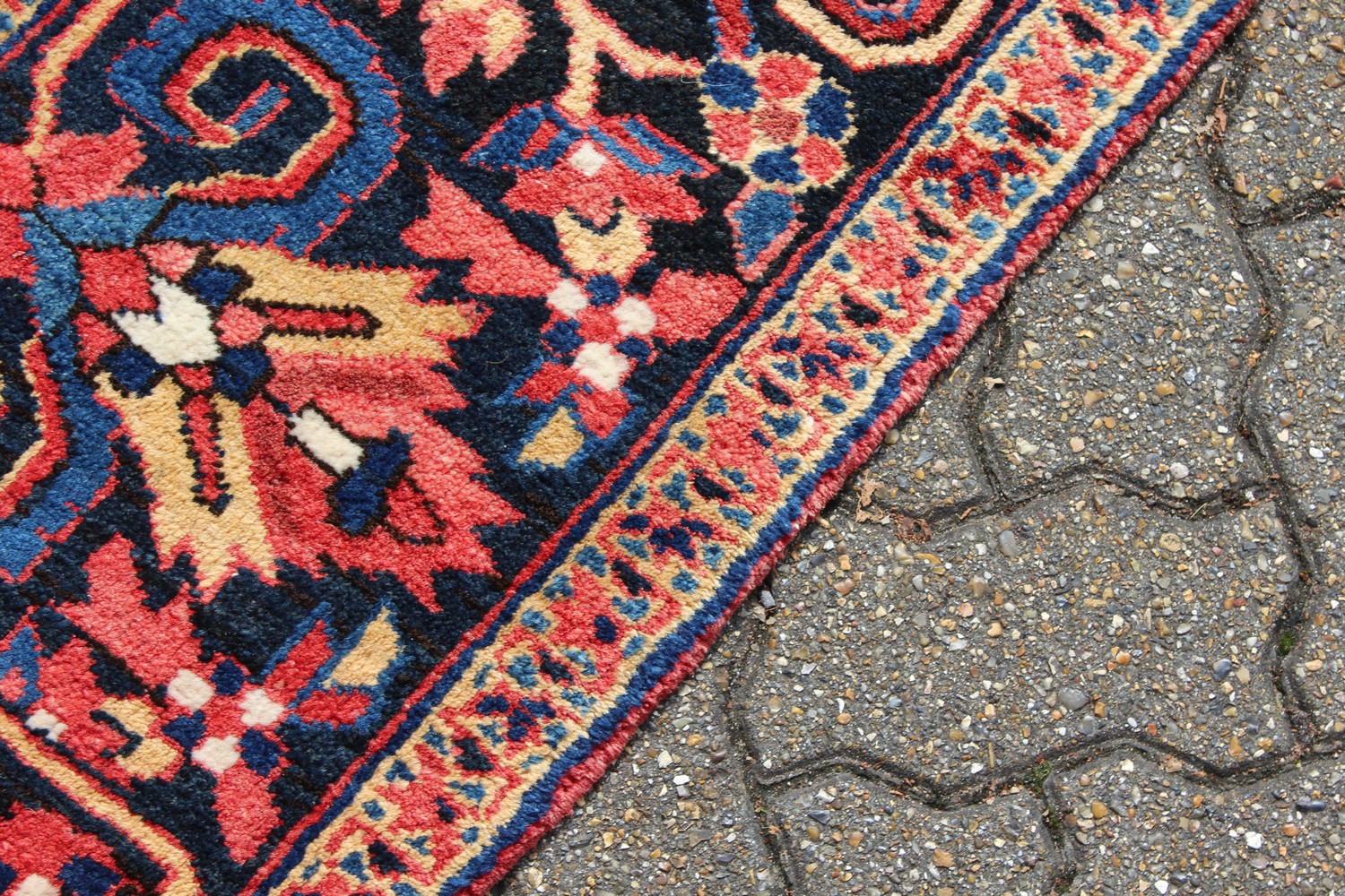 A PERSIAN STYLE HERIZ CARPET, 20TH CENTURY, red ground with allover stylised floral decoration (some - Image 7 of 9