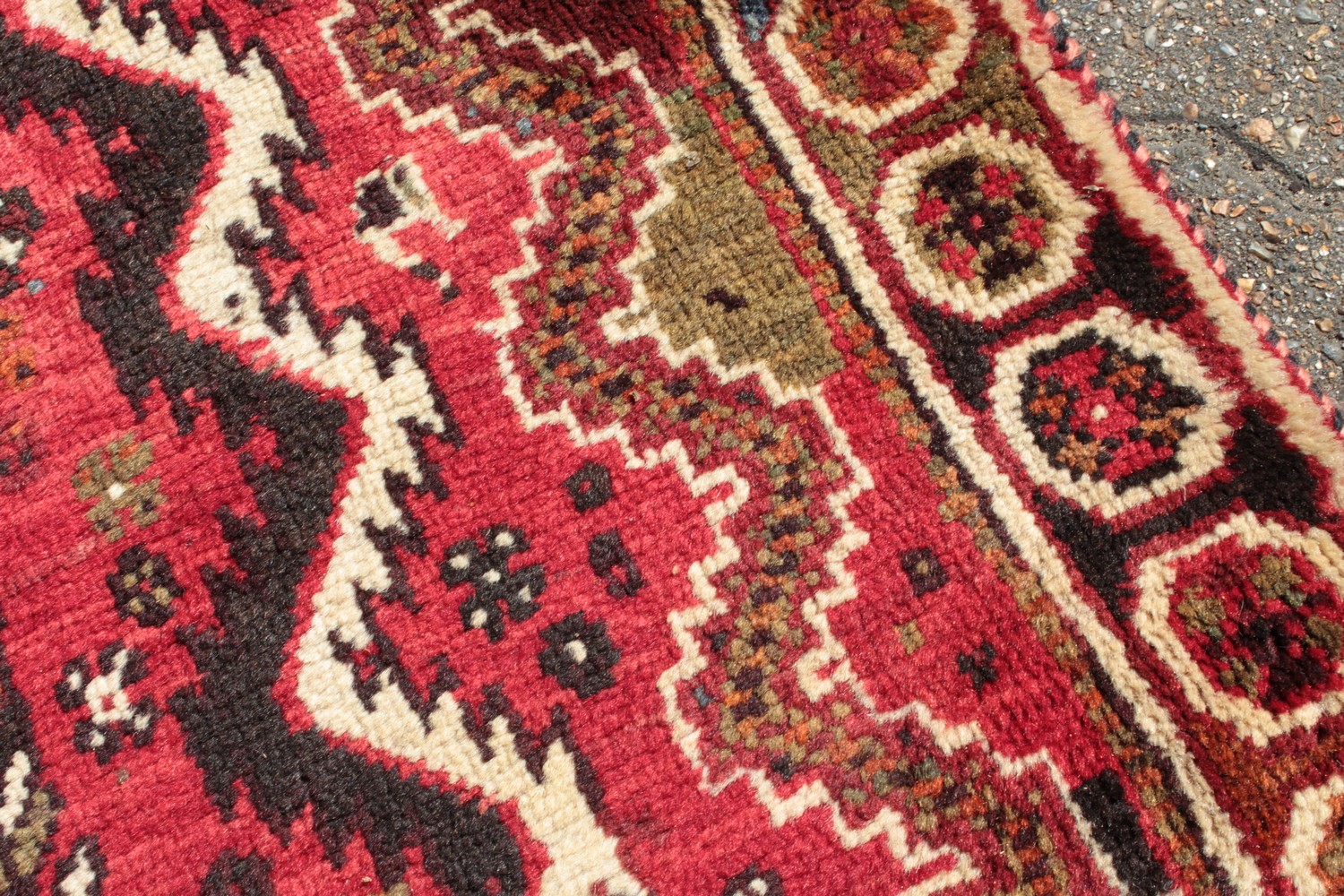 A PERSIAN TRIBAL SHIRAZ QASHQAI CARPET with a large motif on a red ground. 11ft 6ins x 5ft 6ins. - Image 4 of 8