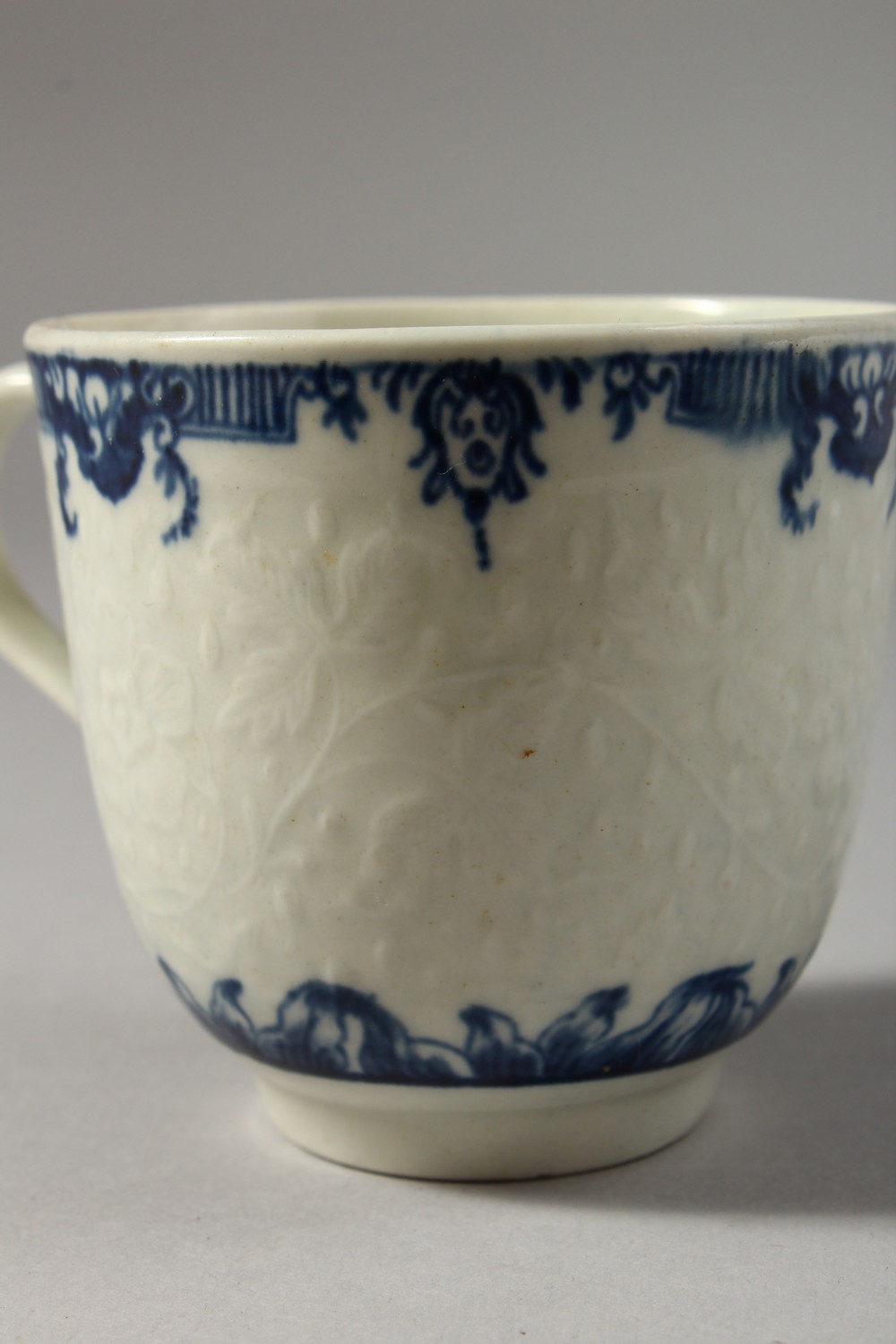 A WORCESTER BLUE AND WHITE FLORAL MOULDED COFFEE CUP, painted with two elaborate borders, crescent - Image 3 of 7