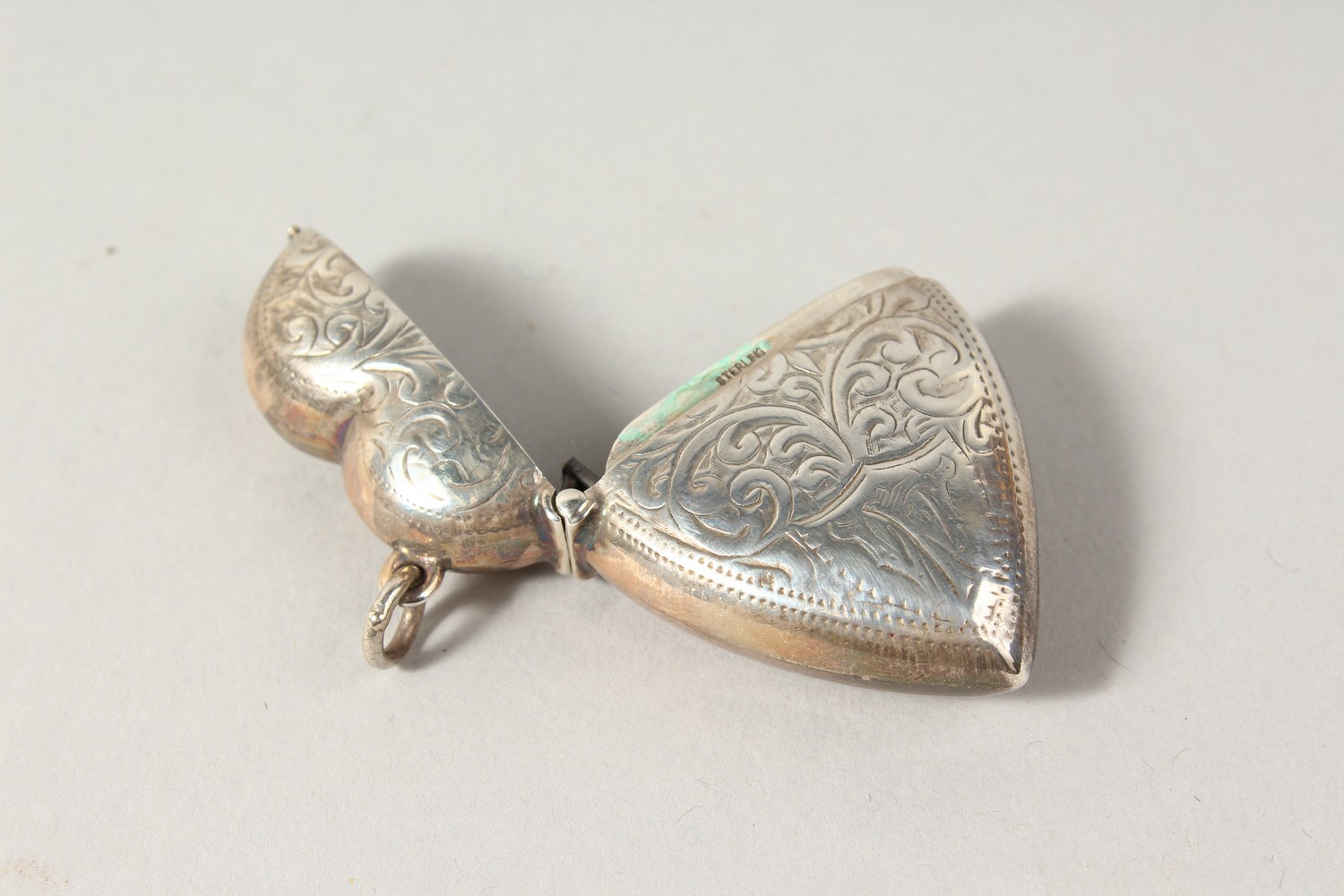 A SILVER HEART SHAPED VESTA. - Image 4 of 5