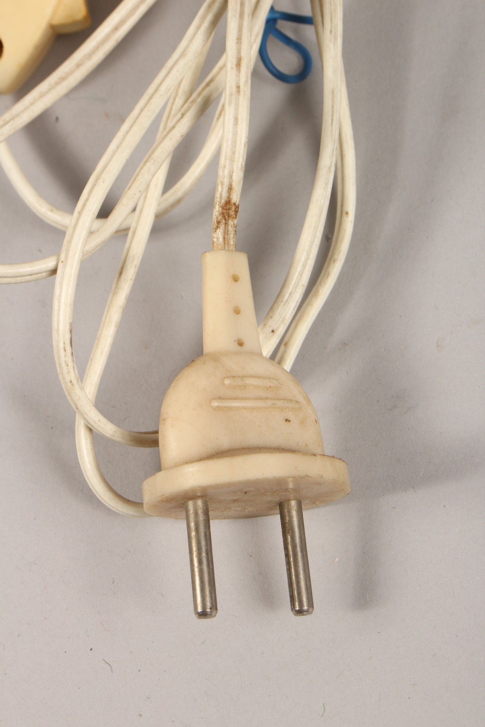 AN UNUSUAL RUSSIAN COMMEMORATIVE TABLE LAMP, of spire shape with rocket finial, dated 1976-1980. - Image 6 of 6