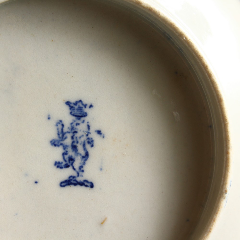 A WILLOW PATTERN DESIGN BLUE AND WHITE TEA BOWL AND SAUCER. - Image 16 of 17