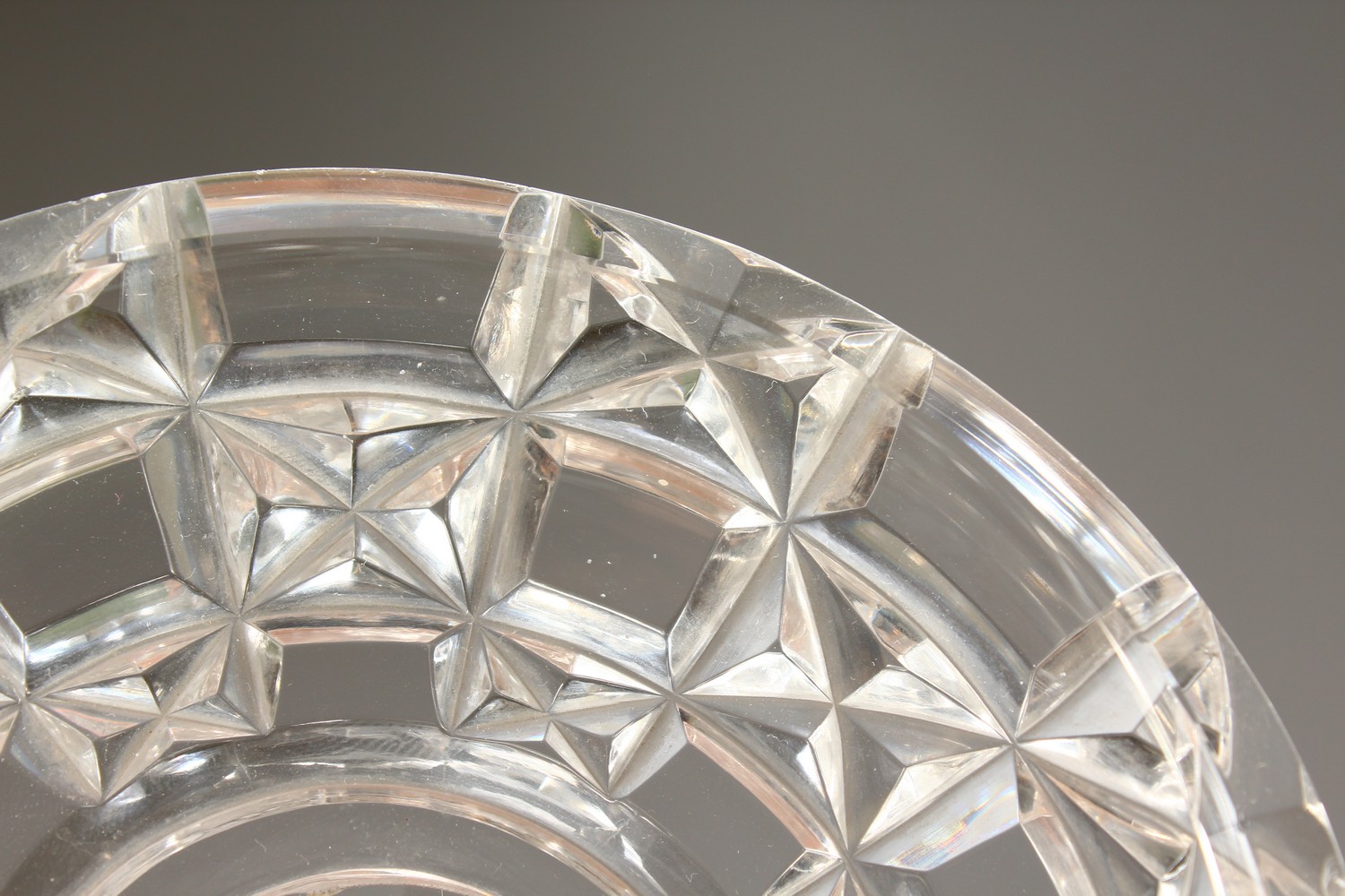 A GOOD 18TH CENTURY IRISH CRYSTAL CIRCULAR BOWL, COVER AND STAND. - Image 6 of 13