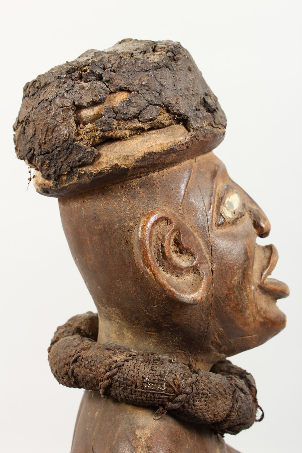 A CARVED WOOD AFRICAN FIGURE, a kneeling female nude wearing a large collar. 20ins high. - Image 6 of 8